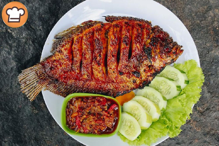 Resep Ikan Bakar Kecap dengan Sambal Dabu-Dabu Segar